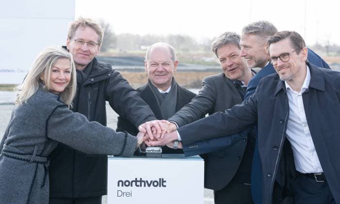 News Bilder des Tages Northvolt - Baubeginn Batteriezellfabrik bei Heide in Schleswig-Holstein - Veronika Wand-Danielsson, Schwedische Botschafterin, Daniel Günther, Ministerpräsident Schleswig-Holstein, Olaf Scholz, Bundeskanzler, Robert Habeck, Bundeswirtschaftsminister, Peter Carlsson, CEO und Gründer Northvolt, Christofer Haux, CEO Northvolt Deutschland (von links) beim symbolischen Spatenstich durch Druck auf einen Buzzer;Northvolt - Baubeginn Batteriezellfabrik bei Heide in Schleswig-Holstein - Veronika Wand-Danielsson, Schwedische Botschafterin, Daniel Günther, Ministerpräsident Schleswig-Holstein, Olaf Scholz, Bundeskanzler, Robert Habeck, Bundeswirtschaftsminister,, Heide Schleswig-Holstein Deutschland Baugelände bei Hedwigenkoog *** Northvolt