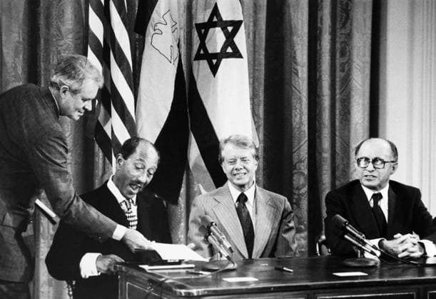 CAMP DAVID SUMMIT, 1978. From left: President Anwat Sadat of Egypt, United States President Jimmy Carter and Prime Minister Menachem Begin of Israel at a press conference during the Camp David Summit in Maryland, September 1978.  Copyright: xGRANGERx xGRANGERx 0129621