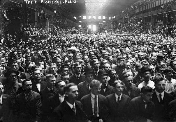PRESIDENTIAL CAMPAIGN, 1908. A crowd gathered inside an Allis-Chalmers Manufacturing Company plant in West Allis, Wisconsin, to hear Republican candidate William Howard Taft speak on his whistle-stop tour during the U.S. presidential campaign of 1908.  Copyright: xGRANGERx xGRANGERx 0130040