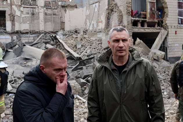 News Themen der Woche KW13 News Bilder des Tages March 25, 2024, Kyiv, Ukraine: Kyiv Mayor Vytaly Klitschko seen around the multi-story building after it s damages by a rocket attack in the center of Kyiv. Five people including a teenage girl were injured on March 25, 2024 during a Russian missile attack on Kyiv, where falling debris also damaged at least two buildings in central districts. Russia has escalated aerial attacks on Kyiv in recent days, targeting key infrastructure in the wake of fatal Ukrainian bombardments on Russian border regions. Kyiv Ukraine - ZUMAs197 20240325_aaa_s197_040 Copyright: xAleksandrxGusevx