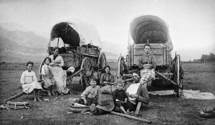 COLORADO: EMIGRANTS. A group of emigrants posing at their wagons near the foothills of the Rocky Mountains, late 19th century.  Copyright: xGRANGERx xGRANGERx 0131121