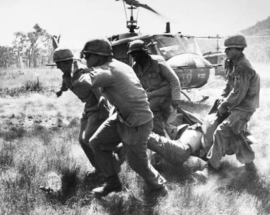 VIETNAM WAR: EVACUATION. Soldiers of the US 1st Cavalry Division carrying the body of a slain comrade to an evacuation helicopter in the la Drang Valley, November 1965.  Copyright: xGRANGERx xGRANGERx 0132569