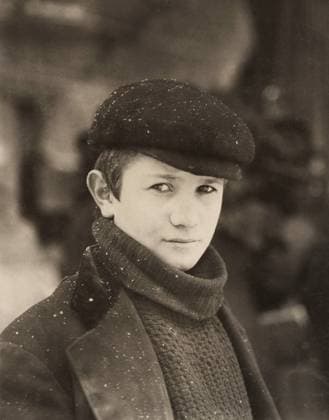 HINE: NEWSBOY, 1910. A newsboy in Utica, New York. Photograph by Lewis Hine, February 1910.  Copyright: xGRANGERx xGRANGERx 0166706