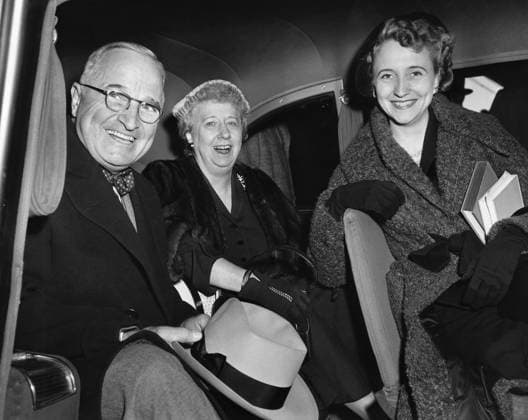 HARRY S. TRUMAN (1884-1972). 33rd President of the United States. Truman, his wife, Bess and daughter, Margaret returning to Washington, D.C. from their home in Independence, Missouri, 1952.  Copyright: xGRANGERx xGRANGERx 0170370
