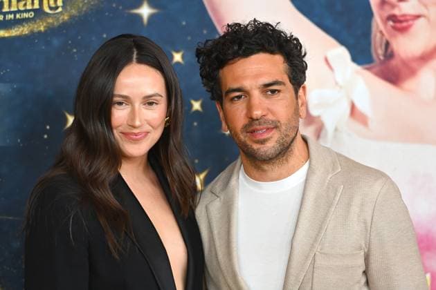 Elyas M BAREK (Schauspieler), mit Ehefrau Jessica. Roter Teppich,Red Carpert Weltpremiere von CHANTAL IM MAERCHENLAND am 25.03.2024 im Mathaeser Kino in Muenchen.