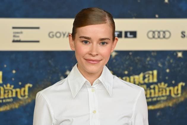 Milena TSCHARNTKE (Schauspielerin), Einzelbild,angeschnittenes Einzelmotiv,Portraet,Portrait,Porträt. Roter Teppich,Red Carpert Weltpremiere von CHANTAL IM MAERCHENLAND am 25.03.2024 im Mathaeser Kino in Muenchen. *** Milena TSCHARNTKE actress , single image,cropped single motif,portrait,portrait,portrait red carpet,red carpet world premiere of CHANTAL IM MAERCHENLAND on 25 03 2024 at the Mathaeser cinema in Munich