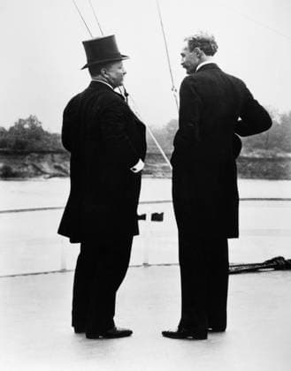 ROOSEVELT & GIFFORD, 1907. President Theodore Roosevelt and Chief of the U.S. Forest Service Giffort Pinchot on the river steamer Mississippi on a trip of the inland waterways. Photograph, October 1907.  Copyright: xGRANGERx xGRANGERx 0174625