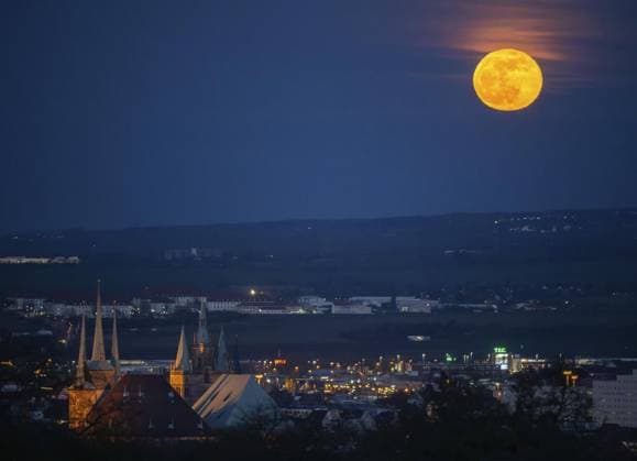 Bilder des Jahres 2024, News 03 März News Themen der Woche KW13 News Bilder des Tages VOLLMOND ÜBER ERFURT ** NUR FÜR REDAKTIONELLE ZWECKE ** EDITORIAL USE ONLY **<p>25 03 2024-Erfurt: Der rötlich, gelb strahlende Vollmond geht am Abend am Horizont über der Landeshauptstadt Erfurt auf. im Vordergrund sind Dom und Severi zu sehen. ( Deutschland Thueringen Erfurt Copyright: SaschaxFromm *** FULL MOON OVER ERFURT FOR EDITORIAL PURPOSES ONLY EDITORIAL USE ONLY p 25 03 2024 Erfurt The reddish, yellow shining full moon rises in the evening on the horizon over the state capital Erfurt in the foreground the cathedral and Severi can be seen Germany Thuringia Erfurt Copyright SaschaxFromm Copyright: SaschaxFromm doc7ups3bgzpo2e4j9ral5 ,EDITORIAL USE ONLY