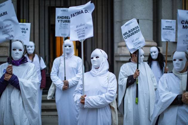 Bilder des Jahres 2024, News 03 März News Themen der Woche KW13 News Bilder des Tages Feminist concentration in Madrid, Spain - 25 Mar 2024 A group of women in tunics and white masks hold placards with the names of women murdered in 2023, during a demonstration in front of the Spanish Ministry of Equality demanding more support against sexist violence in Spain. The Ministry of Equality of Spain reported that there have been seven women murdered by gender violence so far in 2024 and in 2023 the figure rises to 1,247 victims. Madrid Spain Copyright: xLuisxSotox xSOPAxImagesx LSOTOMF09