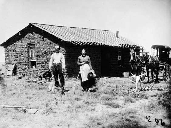 NEBRASKA: SETTLERS, 1886. Homesteader Reverend Todd and family in front of their sod house near West Union, Custer County, Nebraska. Photograph by Solomon D. Butcher, 1886.  Copyright: xGRANGERx xGRANGERx 0176476