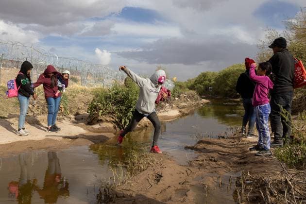 Bilder des Jahres 2024, News 03 März News Themen der Woche KW13 News Bilder des Tages March 25, 2024: A family that attempted to cross the border returns to Mexico by crossing the Rio Grande, after the National Guard prevented them from entering the United States irregularly. Now, the family will attempt to cross undetected. - ZUMAp241 20240325_zip_p241_001 Copyright: xDavidxPeinadox