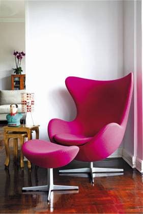 Pink Arne Jacobsen chair and footstool in modern room Pink Arne Jacobsen chair and footstool in modern room, Credit:Red Cover Home Journal Avalon 0538064325