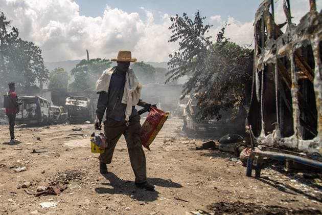 Bilder des Jahres 2024, News 03 März News Themen der Woche KW13 News Bilder des Tages CLIMAT D INSÉCURITÉ A HAITI David Lorens Mentor MAXPPP ; PORT AU PRINCE ; HAITI ; 26 03 2024 Dans la nuit du 24 Mars les bandits ont mis le feux dans un important Garage à Port-au-Prince Bandits attacked and set fire to a large garage in Port au Prince. a mechanic recovers the spare parts of the car after the fire  Copyright: xMAXPPPxDavidxLorensxMentorx MEN20240326100_007