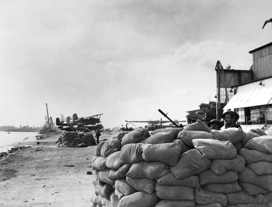 WWII: PEARL HARBOR, 1941. An American gun crew behind sandbags at the seaplane base on Ford Island in Pearl Harbor, after the Japanese air attack on 7 December 1941.  Copyright: xGRANGERx xGRANGERx 0216619