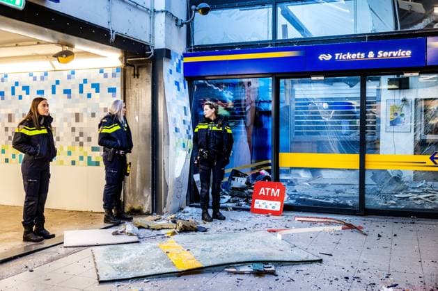 News Themen der Woche KW13 AMSTERDAM - Damage after an explosion at Amsterdam-Zuid train station, which meant that no train traffic to and from the train station was possible. ANP RAMON VAN FLYMEN netherlands out - belgium out  Copyright: xx x494570938x originalFilename: 494570938.jpg
