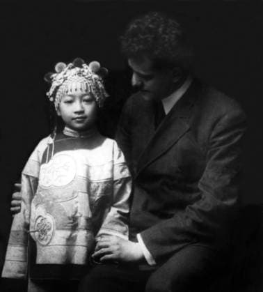 USA: Friends , Chinatown, San Francisco. Apparently Arnold Genthe posing with a little Chinese girl, early 20th century San Francisco s Chinatown was the port of entry for early Hoisanese and Zhongshanese Chinese immigrants from the Guangdong province of southern China from the 1850s to the 1900s. The area was the one geographical region deeded by the city government and private property owners which allowed Chinese persons to inherit and inhabit dwellings within the city.<br ><br > The majority of these Chinese shopkeepers, restaurant owners, and hired workers in San Francisco Chinatown were predominantly Hoisanese and male. Many Chinese found jobs working for large companies seeking a source of labor, most famously as part of the Centra Copyright: xArnoldxGenthexPicturesxFromxHistoryx