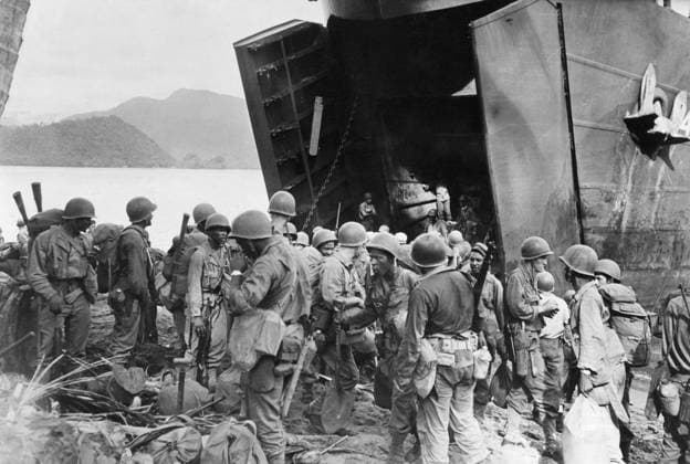 WWII: NEW GUINEA, 1944. American soldiers landing near Hollandia, New Guinea. Photograph, 22 April 1944.  Copyright: xGRANGERx xGRANGERx 0259505
