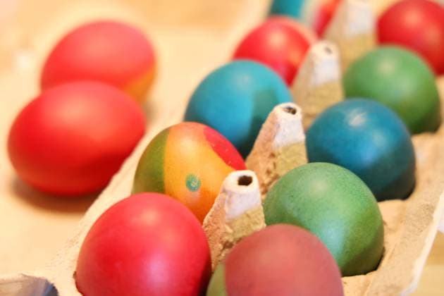 Ostern 25.03.2024, Ostramondra, bunt gefaerbte Ostereier gekochte Eier wurden blau, rot, gruen und orange gefaerbt *** Easter 25 03 2024, Ostramondra, colorful dyed Easter eggs boiled eggs were dyed blue, red, green and orange