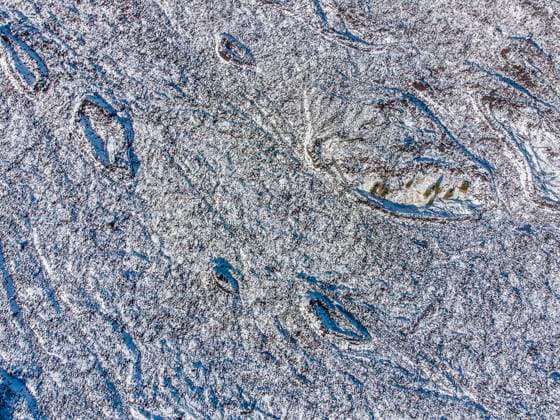 Creative Highlights World Blick aus der Vogelperspektive auf die leicht verschneite und abstrakte Lavalandschaft am Ätna. Vulkan Etna (Ätna) 3357 m, Sizilien, Italien. Am Vulkan Etna im Winter *** Birds eye view of the slightly snow-covered and abstract lava landscape on Mount Etna Etna volcano 3357 m, Sicily, Italy On Mount Etna volcano in winter