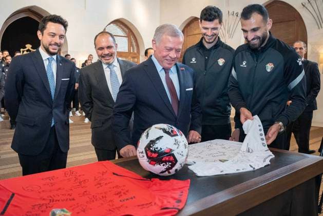 Jordanian King Abdullah II, in the presence of Crown Prince Hussein bin Abdullah II, receives the Jordanian football Jordanian King Abdullah II, in the presence of Crown Prince Hussein bin Abdullah II, receives the Jordanian football team and honors the players with the Silver Jubilee Medal, Jordan, 26 March 2024. Royal Hashemite Court apaimages Amman Amman Jordan 250324_Jordan_RPO_00(1) Copyright: xapaimagesxRoyalxHashemitexCourtx xapaimagesx