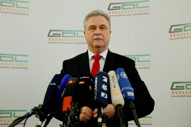 News Themen der Woche KW13 News Bilder des Tages Deutschland, Berlin, GDL-Pressekonferenz mit dem Vorsitzenden Claus Weselsky, Arbeitszeitungabsenkung und 35-Stunden-Woche: GDL gelingt beispielhafter Tarifabschluss *** Germany, Berlin, GDL press conference with chairman Claus Weselsky, reduction in working hours and 35-hour week GDL achieves exemplary wage agreement