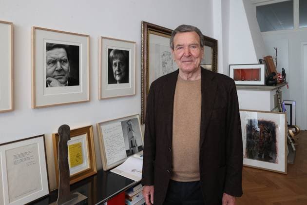 News Bilder des Tages Niedersachsen, Hannover, Ex-Bundeskanzler Gerhard Schröder (SPD) wird am 7. April 80 Jahre alt., aufgenommen in seiner Kanzlei in Hannover, *** Lower Saxony, Hanover, Former Federal Chancellor Gerhard Schröder SPD turns 80 on April 7, photographed in his office in Hanover,