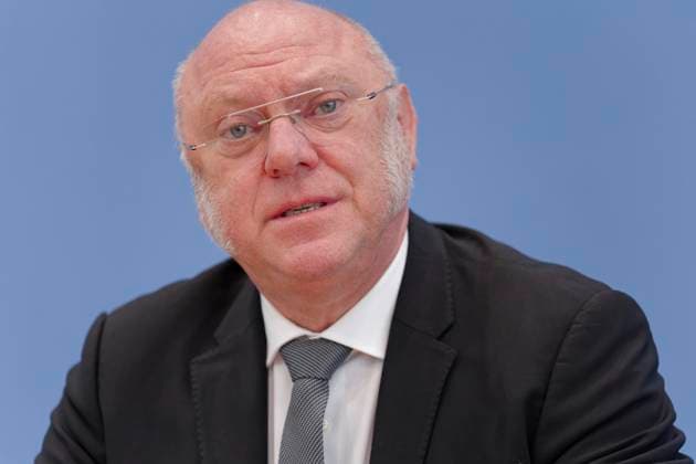 Armutsbericht vorgestellt 2024-03-26 Deutschland, Berlin - Bundespressekonferenz: Paritätischer stellt Bericht zur Armutslentwicklung in Deutschland vor. Im Bild Dr. Ulrich Schneider, Hauptgeschäftsführer Der Paritätische Gesamtverband . *** Poverty report presented 2024 03 26 Germany, Berlin Federal Press Conference Paritätischer presents report on poverty trends in Germany In the picture Dr Ulrich Schneider, Managing Director Der Paritätische Gesamtverband