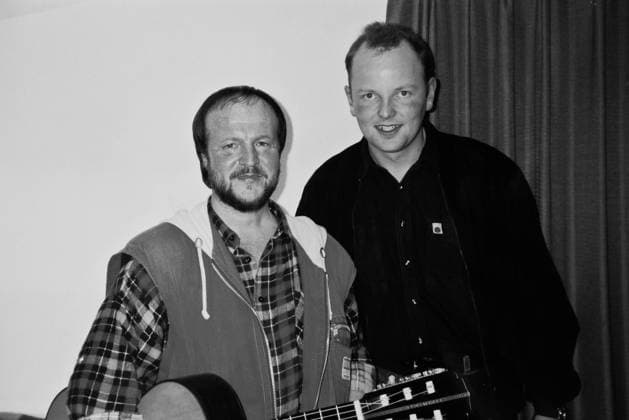 RECORD DATE NOT STATED. Musiker Fredl Fesl im Mixage-Interview mit Manfred Segerer in Neutraubling - ca 1994. Alfred Raimund - Fredl - Fesl, geboren am 7. Juli 1947 in Grafenau, ist ein niederbayerischer Musiker und Sänger, der als Erfinder des bayerischen Musikkabaretts gilt