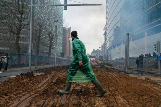 Bilder des Jahres 2024, News 03 März News Themen der Woche KW13 News Bilder des Tages - farmers demonstration in Brussels. - 26 03 2024 - Belgium Brussels Brussels - For the 3rd time since the beginning of the year, farmers are demonstrating today in the Belgian capital. On the sidelines of a European Council meeting on agriculture and fisheries, they came to demand an end to free-trade agreements, and better prices for buying and selling their products. There were a few incidents, with egg-throwing, firecrackers and straw fires on one side, and water cannon and tear gas on the other.  NicolasxLandemardx xLexPictorium LePictorium_0290237