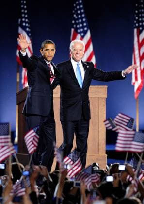 ILL81105012. Barack Obama, se convirtió en el primer presidente electo afroamericano de Estados Unidos y logró inspirar a una nueva generación de jóvenes estadunidenses y de minorías, asumirá la Presidencia el 20 de enero de 2009, será beneficiado también por una mayoría extendida de los demócratas en la Cámara de Representantes y en el Senado. En la imagen festeja con su companero de campana Joe Biden después de saberse ganador. NOTIMEX FOTO XHINHUA COR POL CHICAGO ILLINOIS MÉXICO EDITORIAL USE ONLY Copyright: xx NTX11000000 CORTESÍAx notimexpix215052