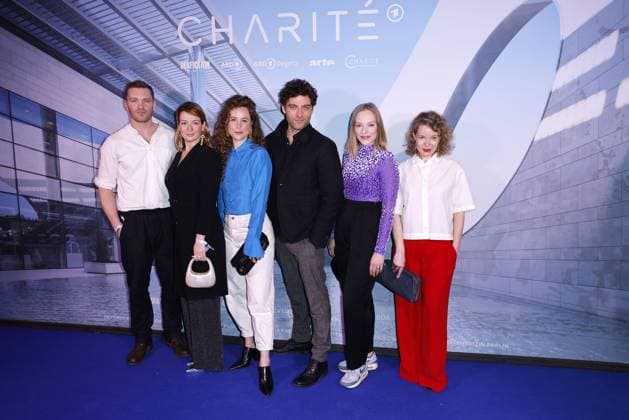 Entertainment Themen der Woche KW13 Entertainment Bilder des Tages Max Wagner, Nina Gummich, Klara Deutschmann, Timur Isik, Judith Neumann und Angelina Haentsch bei der Premiere der 4. Staffel der Serie Charite (ARD) am 26.03.2024 in Berlin Charite (ARD) Staffel-Serienpremiere in Berlin *** Max Wagner, Nina Gummich, Klara Deutschmann, Timur Isik, Judith Neumann and Angelina Haentsch at the premiere of season 4 of the series Charite ARD on 26 03 2024 in Berlin Charite ARD season series premiere in Berlin 
