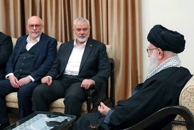 News Themen der Woche KW13 News Bilder des Tages March 26, 2024, Tehran, Iran: Iranian Supreme Leader Ayatollah ALI KHAMENEI (R) talks to the Doha-based political bureau chief of the Palestinian Islamist movement Hamas ISMAIL HANIYEH (2L) and two of his delegation in Tehran. Haniyeh s visit to Tehran comes a day after a resolution adopted by the UN Security Council called for an immediate ceasefire for the ongoing Muslim holy month of Ramadan, leading to a lasting truce. Tehran Iran - ZUMAi98_ 20240326_zih_i98_033 Copyright: xIranianxSupremexLeader SxOfficex