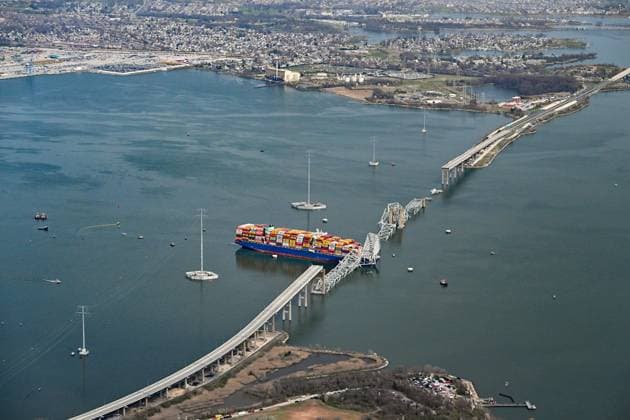 Bilder des Jahres 2024, News 03 März News Themen der Woche KW13 News Bilder des Tages A damaged container ship rests next to a bridge pillar in the Patapsco River after crashing into and destroying the Francis Scott Key Bridge at the entrance to Baltimore harbor in Baltimore, Maryland, Tuesday, March 26, 2024. Several workers were atop the bridge and making repairs to the asphalt roadway when the structure collapsed.  BAP20240326104 DAVIDxTULIS