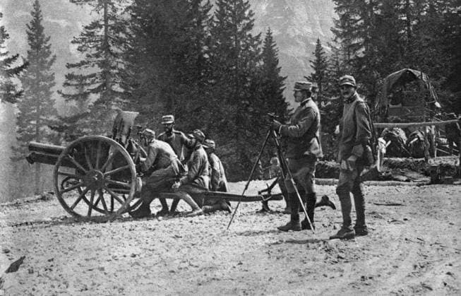 WORLD WAR I: ISONZO FRONT. A battery of Italian 75s in action on a plateau overlooking the Isonzo River during World War I. Photograph, c1916.  Copyright: xGRANGERx xGRANGERx 0408045