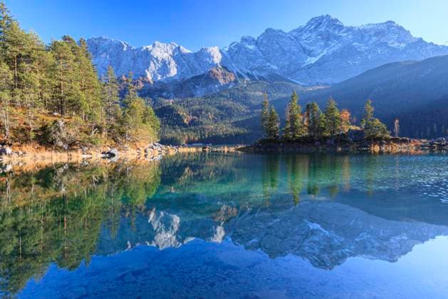 Creative Highlights World Steile Berge spiegeln sich in See, Abendlicht, Herbst, Eibsee, Zugspitze, Bayern, Deutschland, Europa *** Steile Mountains mirror itself in See, Evening light, Fall, Eibsee, Zugspitze, Bavaria, Germany, Europe Copyright: imageBROKER/MartinaxMelzer ibxmmm10390540.jpg