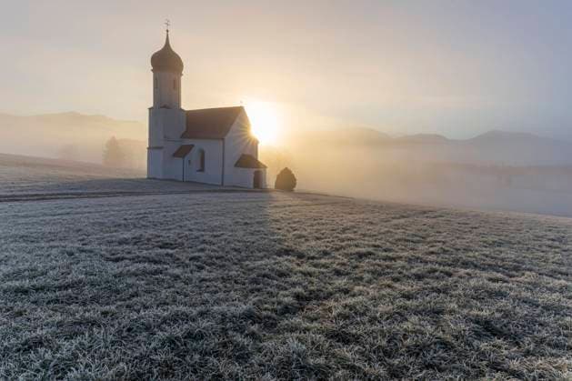  Kapelle bei Sonnenaufgang vor Bergen, Sonnenstrahlen, Gegenlicht, Raureif, Sankt Johannisrain, Alpenvorland, Bayern, Deutschland, Europa *** Chapel at Sunrise before Bergen, Sunbeams, Backlight, Hoarfrost, Sankt Johannisrain, Alpine foothills, Bavaria, Germany, Europe Copyright: imageBROKER/MartinaxMelzer ibxmmm10390564.jpg