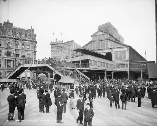 BROOKLYN BRIDGE, c1905. Crowd at the Manhattan entrance to the Brooklyn Bridge, New York. Photograph, c1905.  Copyright: xGRANGERx xGRANGERx 0409534