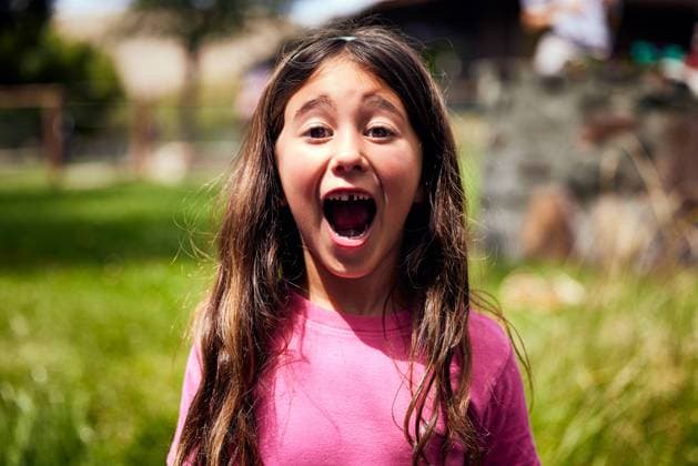 Creative Highlights Symbolbilder Portrait of cheerful girl screaming at sunny day Salmon, Idaho, United States CR_JAJEES240325-1377520-01 ,model released, Symbolfoto