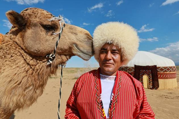 Bilder des Jahres 2024, News 03 MÃ¤rz News Themen der Woche KW13 TURKMENISTAN, ANAU - MARCH 26, 2024: A man in traditional clothes and a camel are seen near a yurt. The town of Anau has been designated Cultural Capital of the Turkic World for 2024. Vladimir Smirnov TASS  68565938