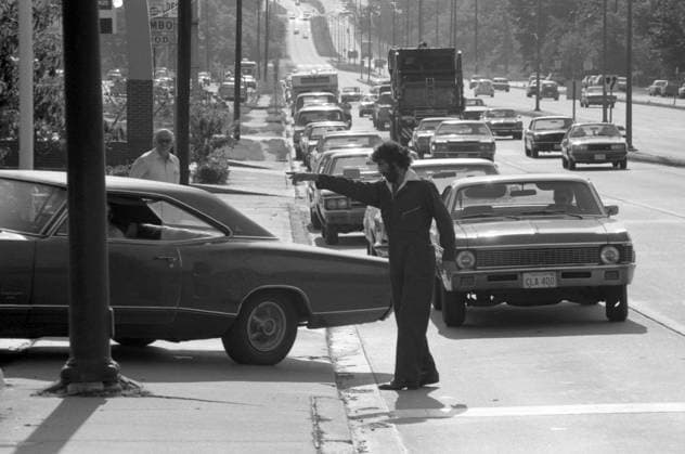 IMAGO History, Ölpreiskrise 1973 OIL CRISIS, 1979. A gas station attendant directing cars at a service station during the oil crisis. Photographed by Thomas J. O Halloran, 15 June 1979.  Copyright: xGRANGERx xGRANGERx 0525714