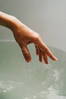 Creative Highlights Symbolbilder beautiful hand with a drop of water Moscow, Moscow, Russia R_FZUH21121969-887266-01