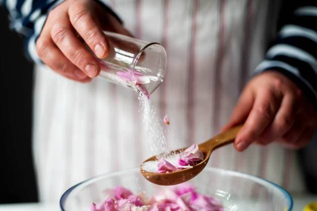 Creative Highlights Symbolbilder Woman Making Pink Rose Petal Jam in kitchen Texas City, Texas, United States R_INCH220104B8-891391-01 ,model released, Symbolfoto