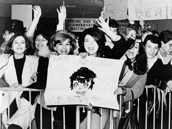 THE BEATLES, 1964. Screaming fans greeting the Beatles upon their arrival at John F. Kennedy Airport in New York City. Photograph, 7 February 1964.  Copyright: xGRANGERx xGRANGERx 0526876