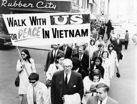 BENJAMIN SPOCK (1903-1998). American pediatrician. Photographed leading a march to the United Nations, to demand a ceasefire in Vietnam, 1965.  Copyright: xGRANGERx xGRANGERx 0526977