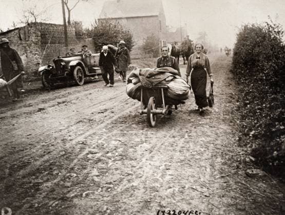 WWI: REFUGEES, 1918. English soldiers helping French refugees return to their homes near Maretz, France. Photograph, November 1918.  Copyright: xGRANGERx xGRANGERx 0527961