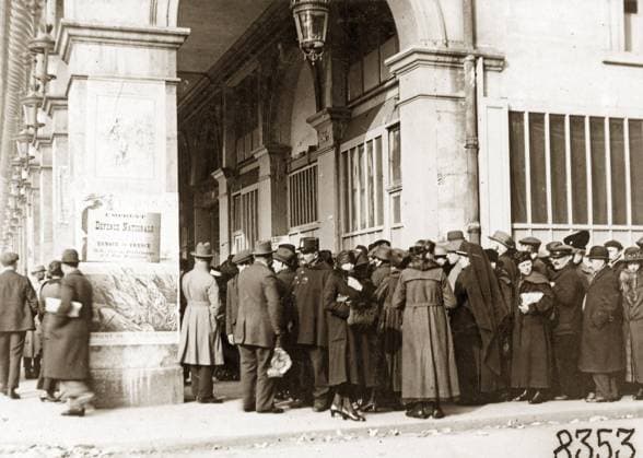 WWI: REFUGEES, 1918. Refugees at the American Red Cross headquarters in Paris, France, waiting for train tickets to return to their homes. Photograph, October 1918.  Copyright: xGRANGERx xGRANGERx 0527975