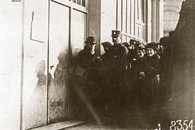 WWI: REFUGEES, 1918. Refugees at the American Red Cross headquarters in Paris, France, waiting for train tickets to return to their homes. Photograph, October 1918.  Copyright: xGRANGERx xGRANGERx 0527976