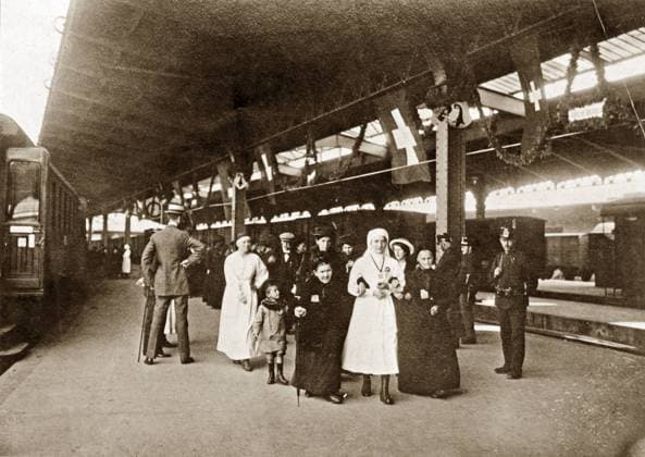 WWI: REFUGEES, 1918. French and Belgian refugees in care of the Swiss and American Red Cross, possibly in Paris, France. Photograph, 1918.  Copyright: xGRANGERx xGRANGERx 0528002