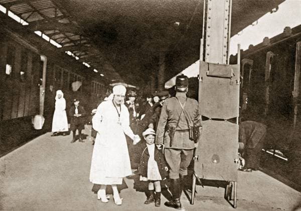 WWI: REFUGEES, 1918. French and Belgian refugees in care of the Swiss and American Red Cross, possibly in Paris, France. Photograph, 1918.  Copyright: xGRANGERx xGRANGERx 0528004
