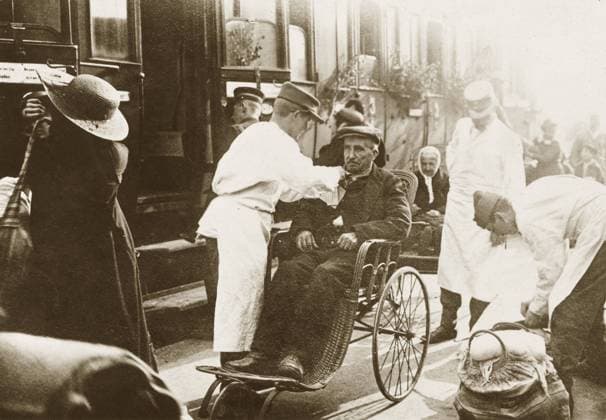 WWI: REFUGEES, 1918. French and Belgian refugees in care of the Swiss and American Red Cross, possibly in Paris, France. Photograph, 1918.  Copyright: xGRANGERx xGRANGERx 0528005